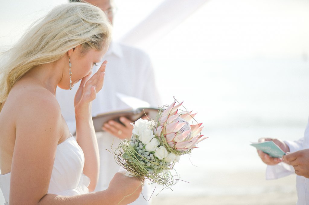 Photo Gerührte Braut wischt sich eine Träne
